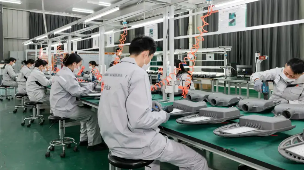 LED lamp production workshop, many workers working on the production line