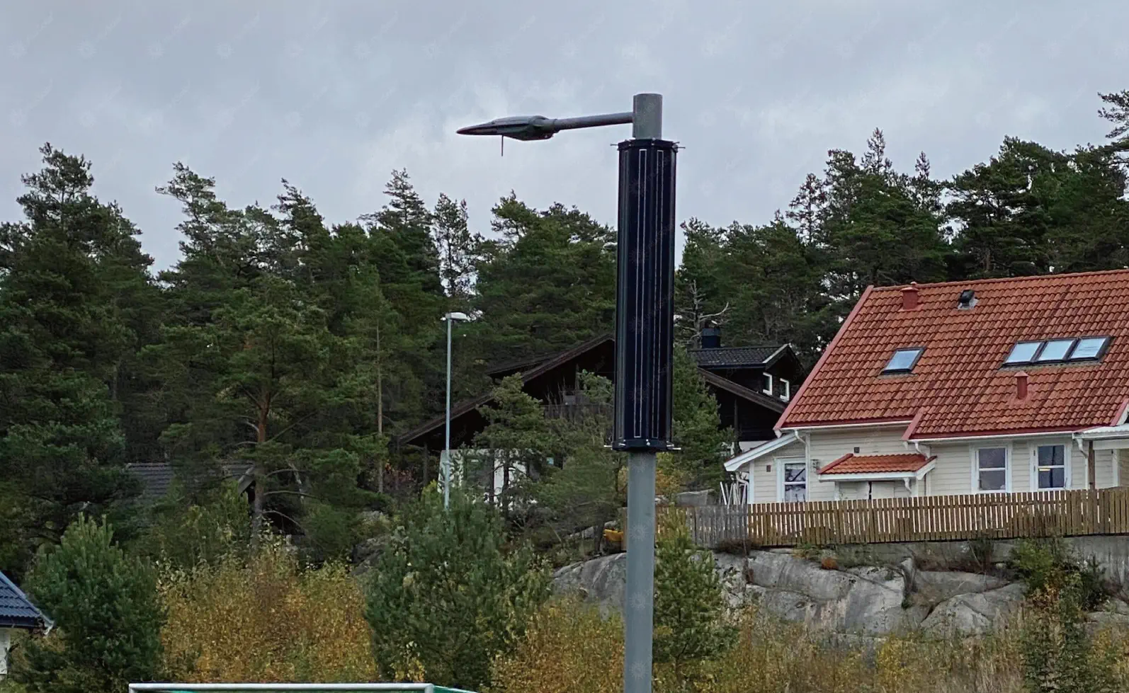 Vertical solar street light stands in a little football field_1-1